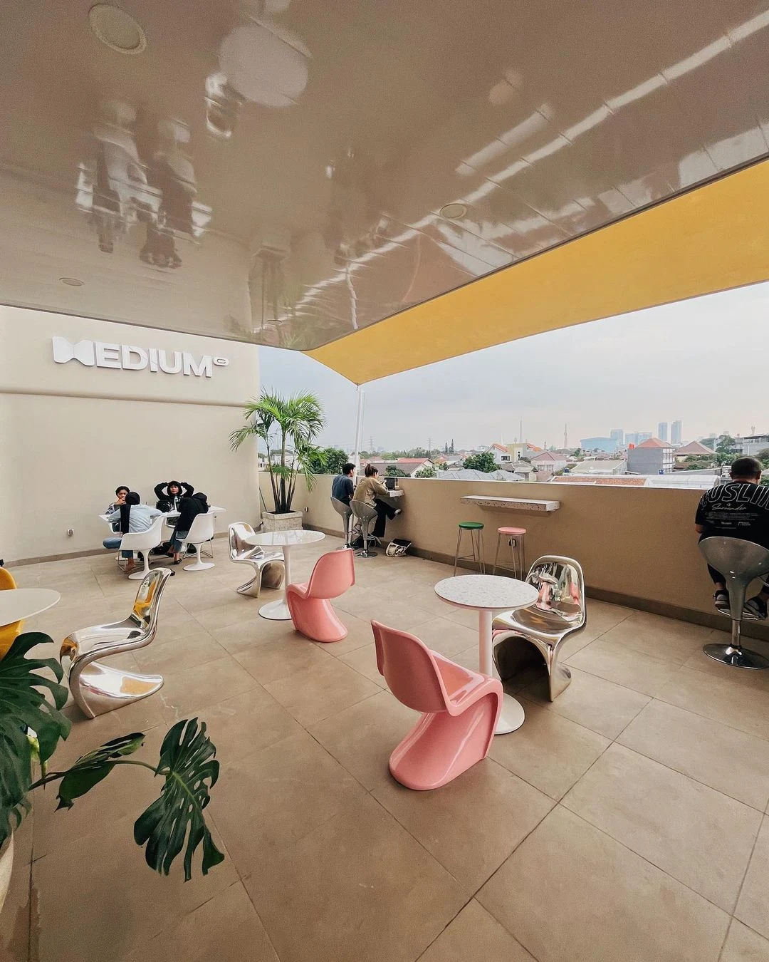 Medium Social Space Jakarta Jam Buka, Menu & Lokasi