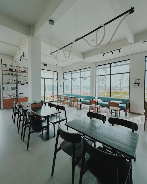 Titik Koma Grand Eastern Surabaya